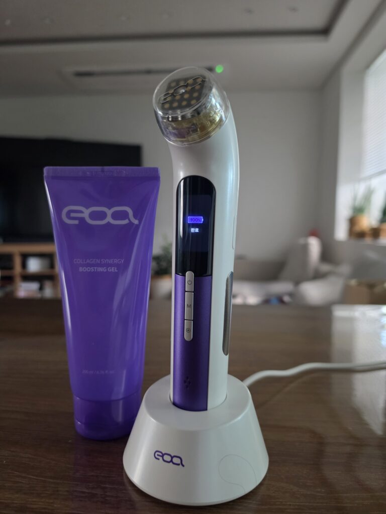 EOA 풀텐자 뷰티 디바이스를 충전 거치대에 세워 둔 모습과 콜라겐 시너지 부스팅젤