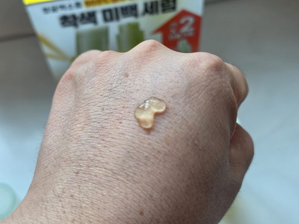 구달 청귤 비타C 세럼 제형을 손등에 덜어낸 모습